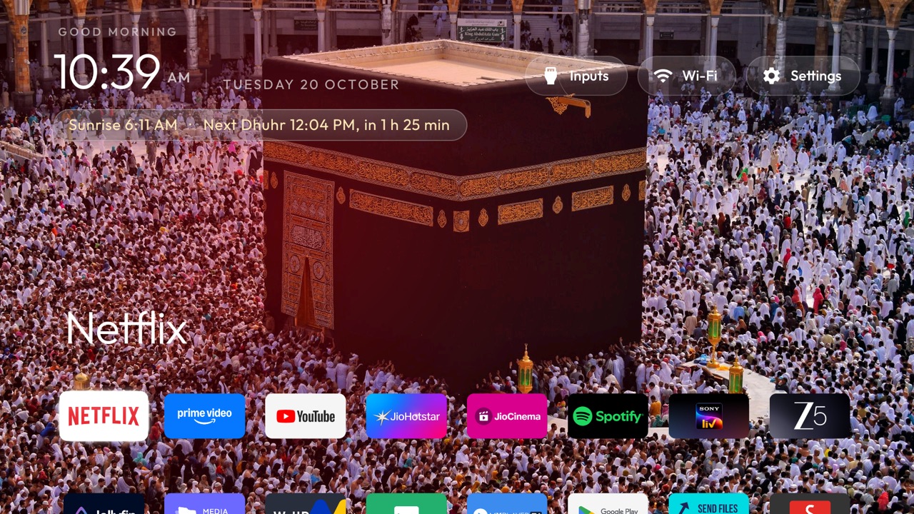 Home with the Kaaba and pilgrims as the wallpaper